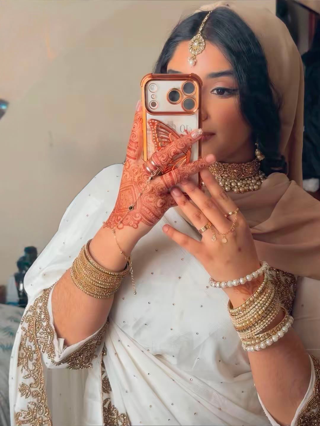 Masuma, henna artist, with her own hands hennaed