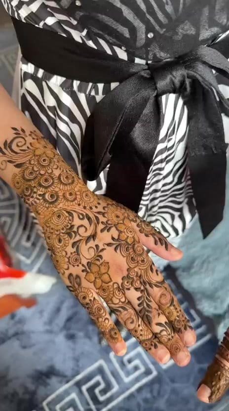 Full-hand florals, in motion
