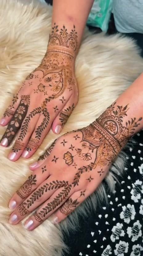 Lace cuffs, in motion