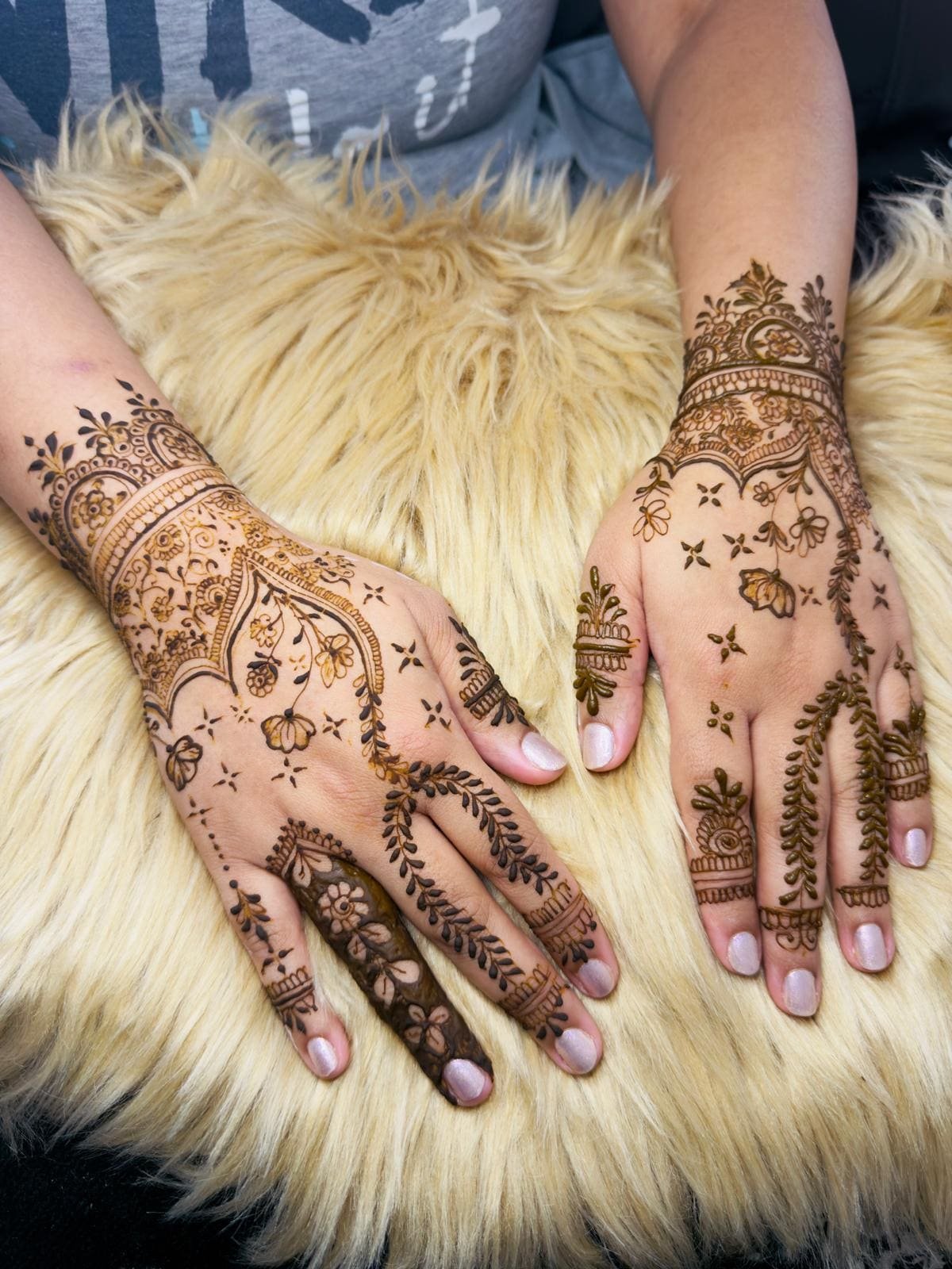Lace cuffs, falling vines